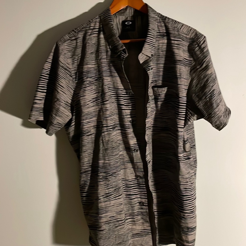 Oakley xl short sleeve button up
